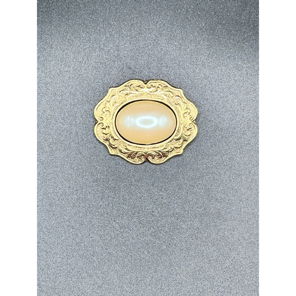 Grandmacore Gold Oval Brooch Faux Pearl Accent 80s Statement‎ Pin 1.5" Vtg Style